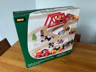 33034 Train and Riding School Set box 1