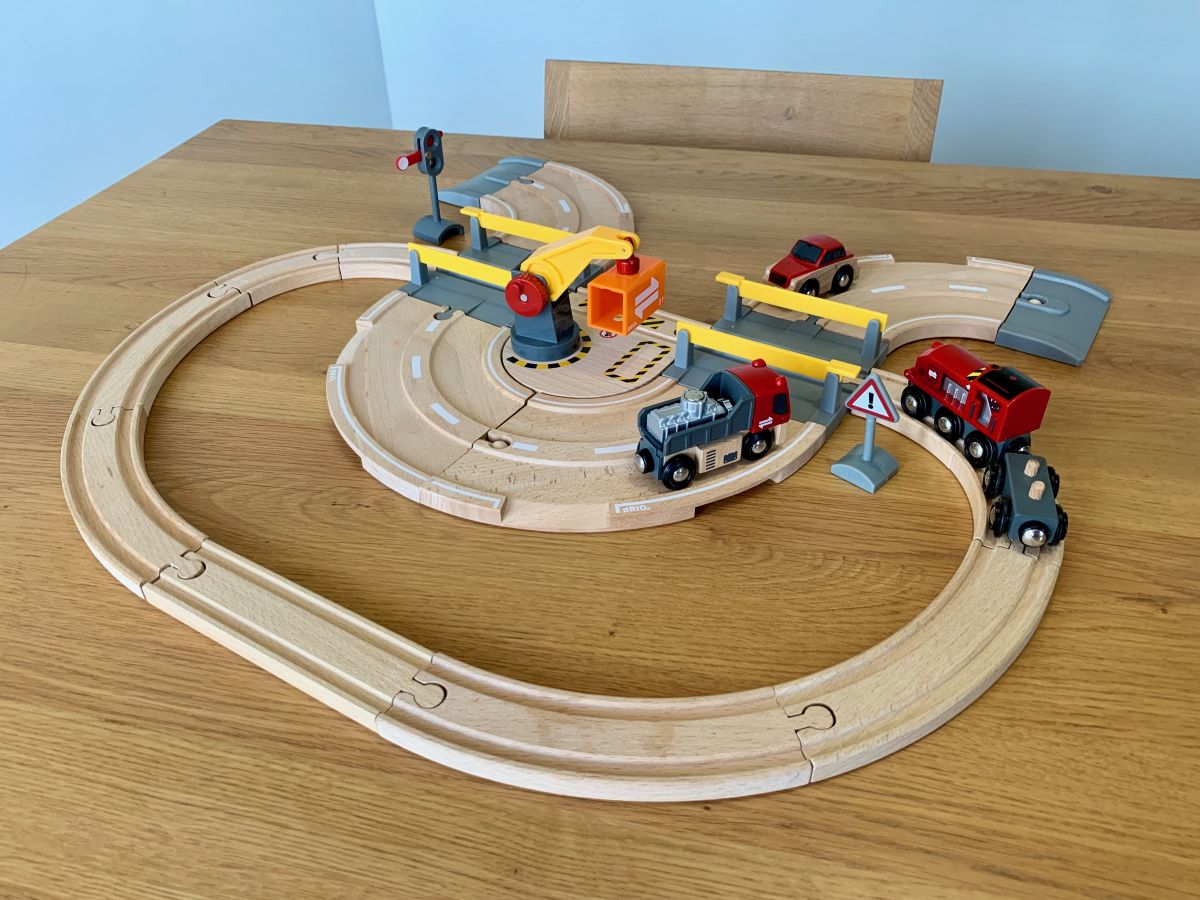 brio rail and road crane set